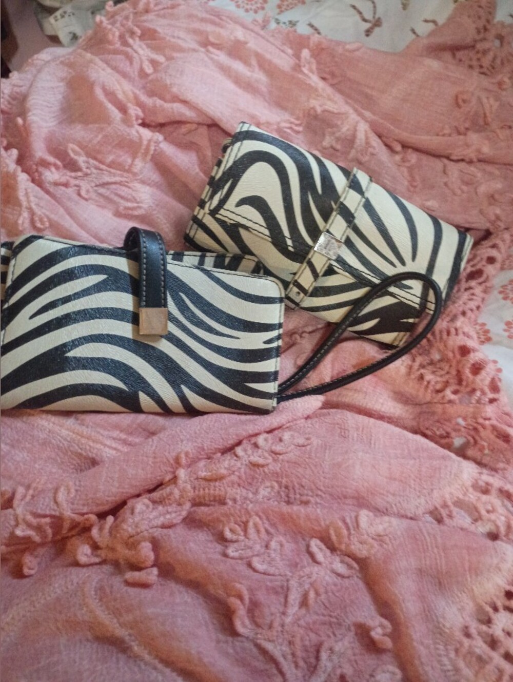Lauren Conrad Travel Set VZebra Print Wristlet Wallet - Black & White 4x6